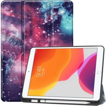 Mobigear Tri-Fold Gel iPad 9 (2021) Hülle TPU,Kunstleder Klapphülle + Stifthalter - Galaxis
