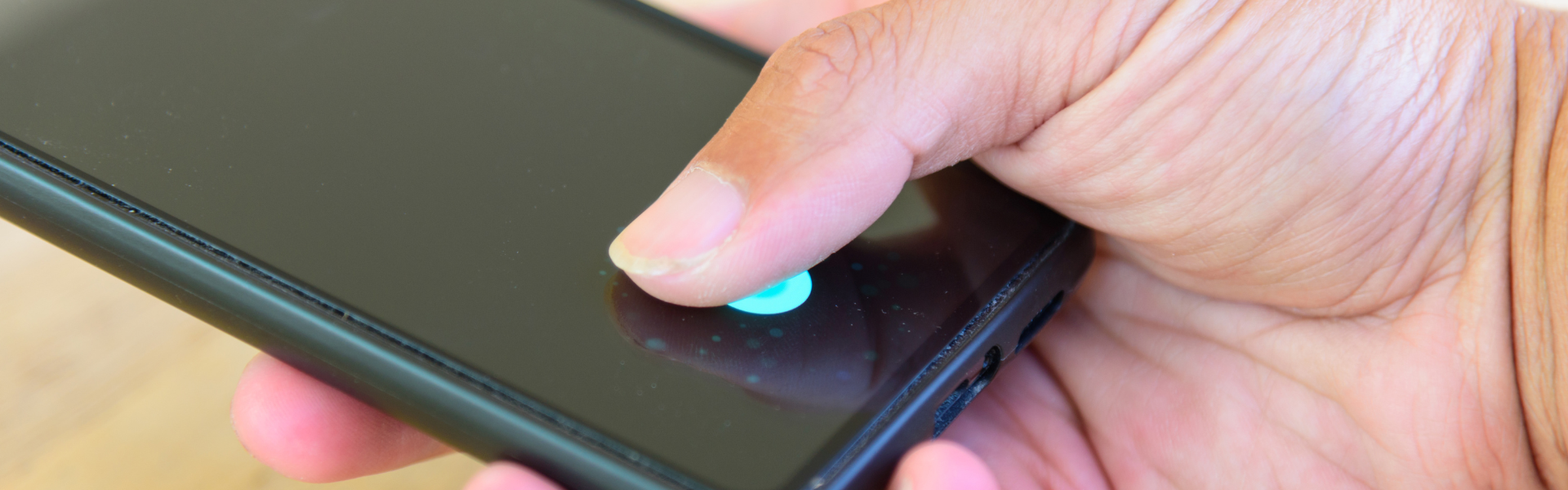 Installation Panzerglas mit Fingerabdruckscanner