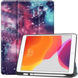 Mobigear Tri-Fold Gel iPad 7 (2019) Hülle TPU,Kunstleder Klapphülle + Stifthalter - Galaxis